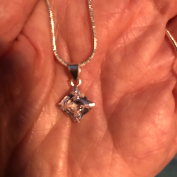 NWT Beautiful Diamond Shaped Diamond simulant. - Picture 12 of 15